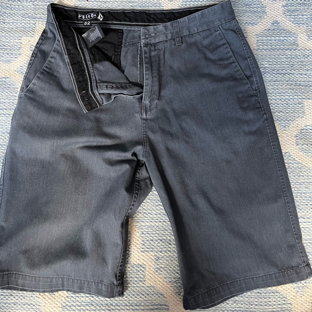 Volcom mens short, charcoal size 32